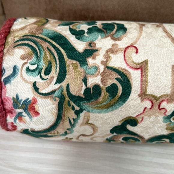 Two decorative floral accents throw pillows - Picture 7 of 11